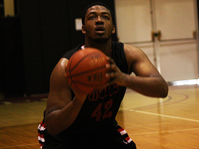 Men's Basketball Edged In NEAC Title Game, 74-72